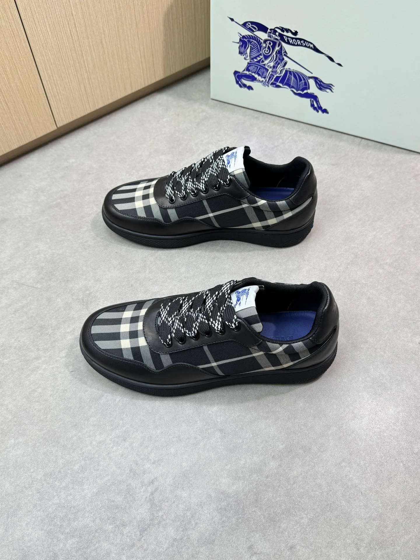 Men's shoes 💰P420💰[BURBERRY] Burberry - High-end quality original 🔍🔍🔍casual sports sneakers - Upper: imported 🔝 Napa calfskin, brand totem cloth, tongue brand cloth label - Lining: brand canvas, foot pad; water-dyed cowhide - Outsole: ultra-light TPR rubber; two-color molded outsole -Ultra-high quality control and fine workmanship: outstanding (high-end, extravagance, class) -Size: 38-44 (45 for men, can be customized)